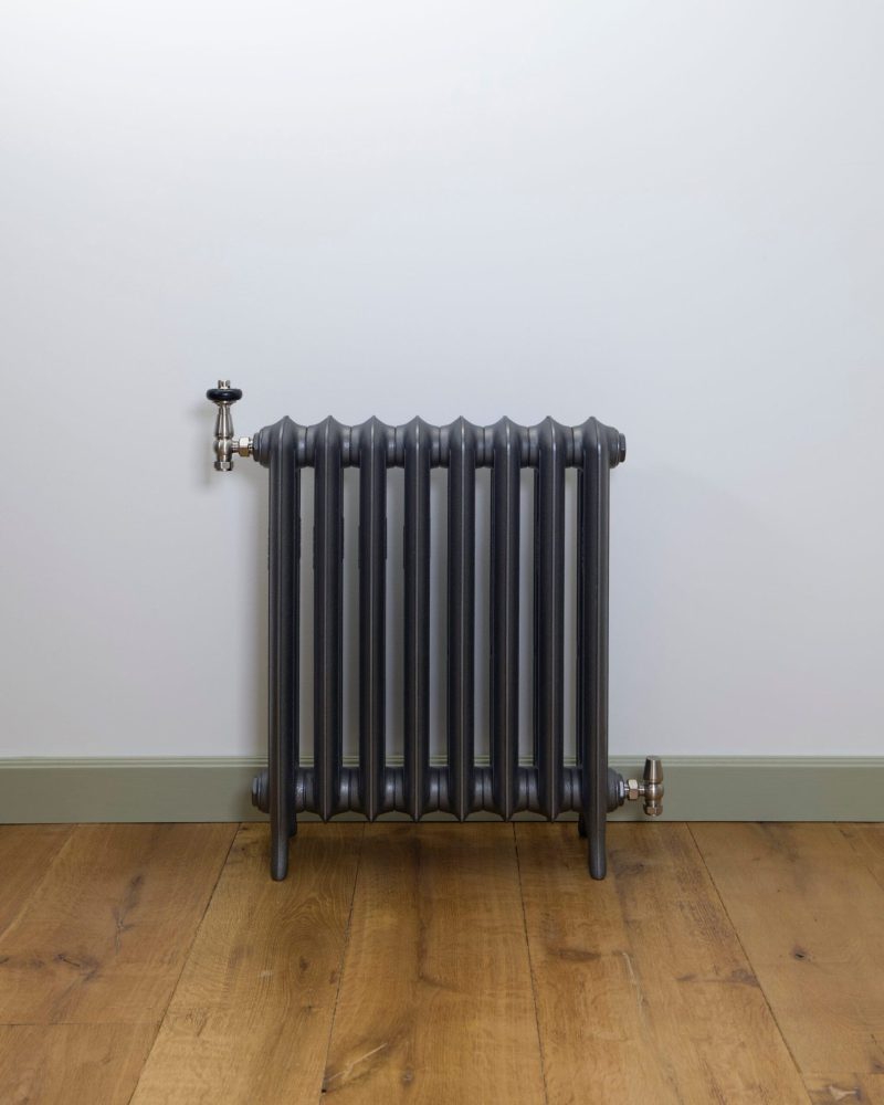 Klassischer schwerer Luxus Radiator aus Gusseisen in vintage Optik