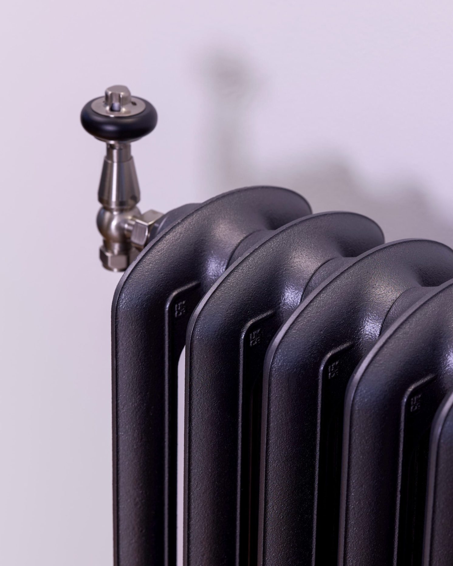 Massiver retro Radiator aus Metal mit mehreren Elementen