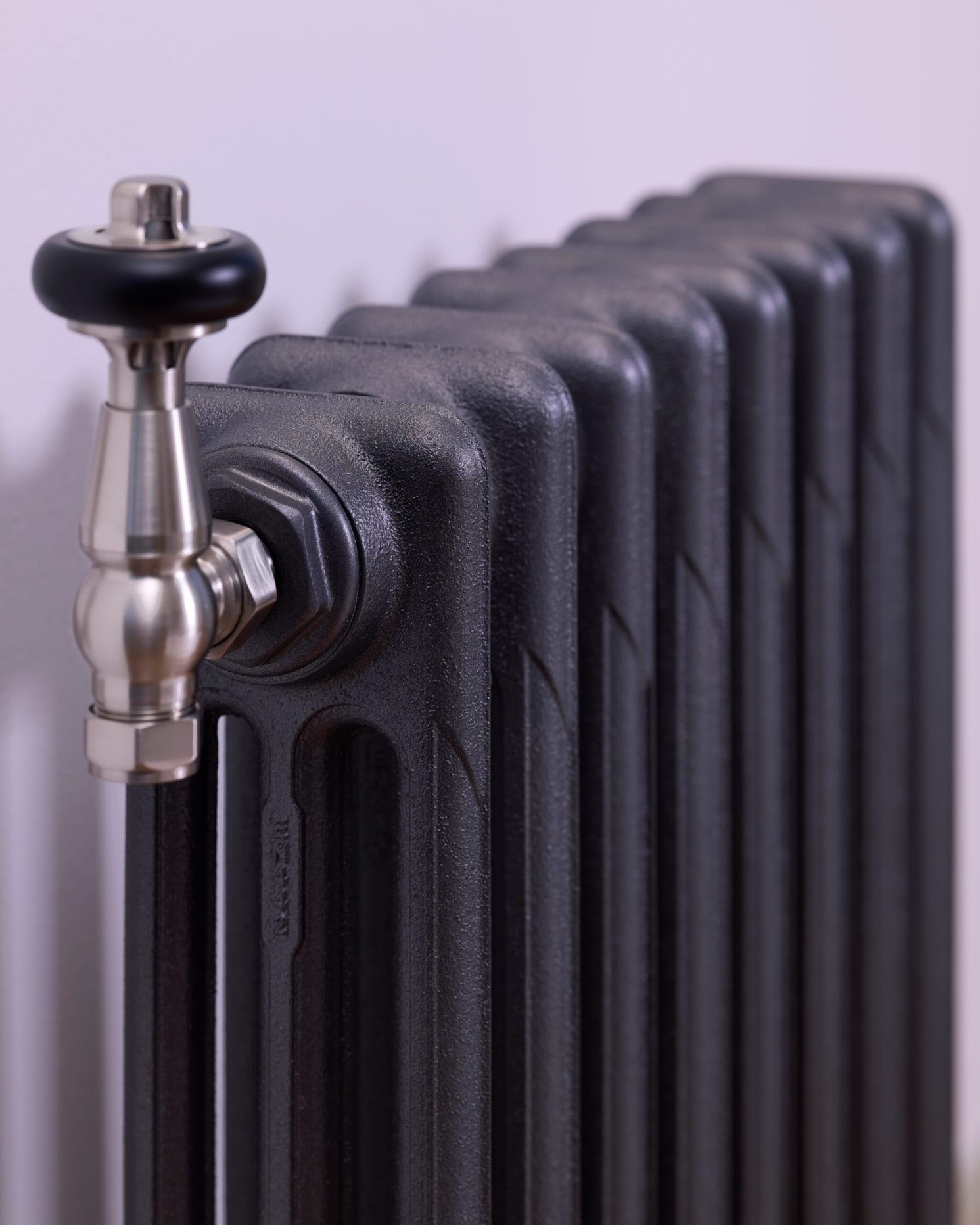 Massiver Gusseisenradiator im traditionellen, vintage style