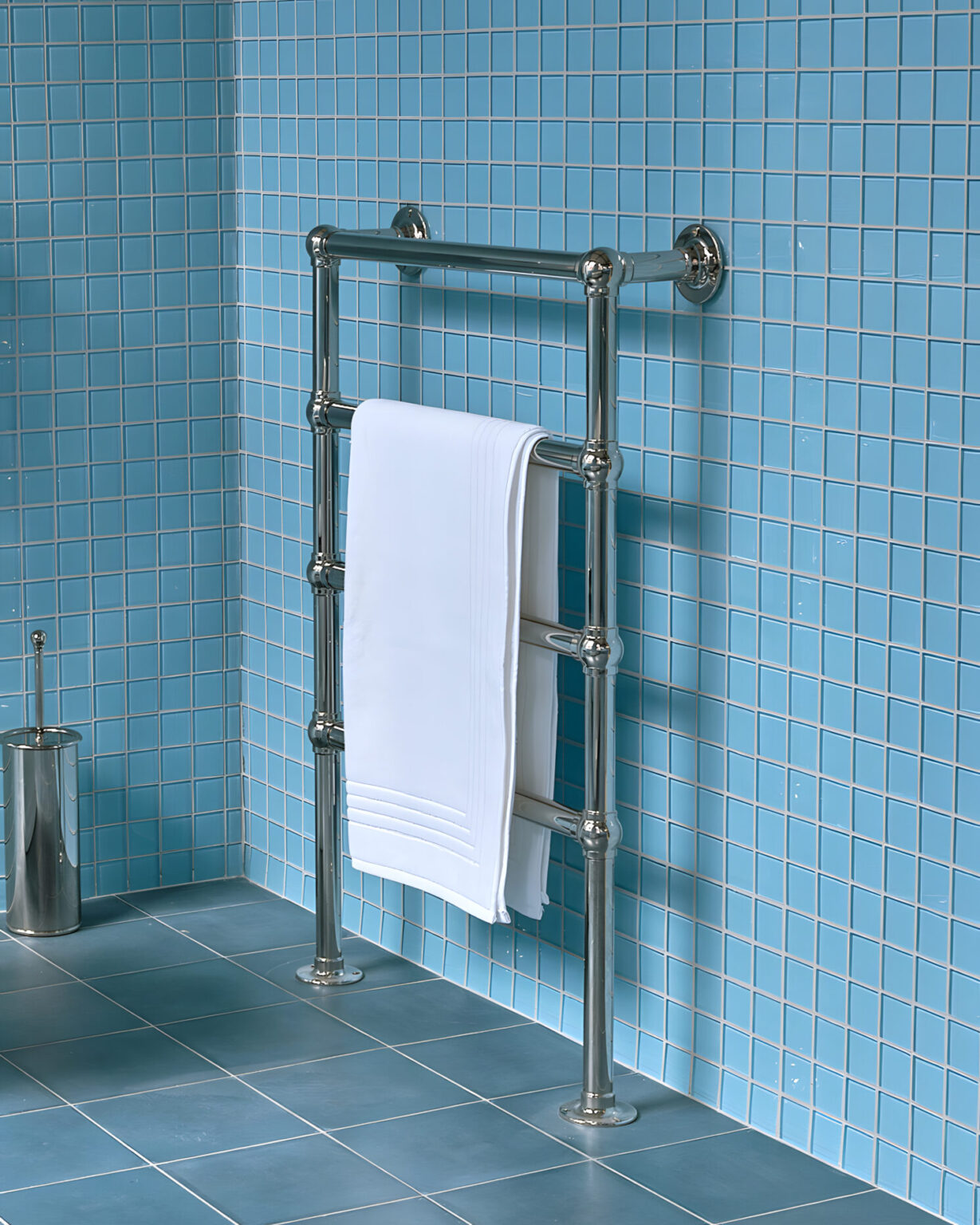 Handtuchwärmer, blaues Badezimmer